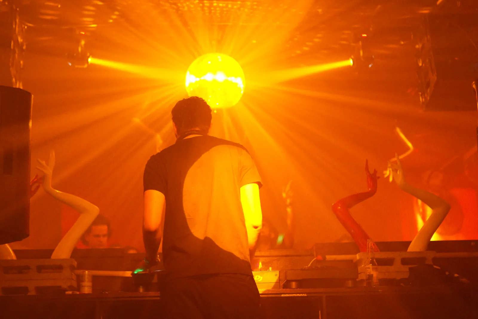 Amor Eterno: el DJ contra el haz de luz