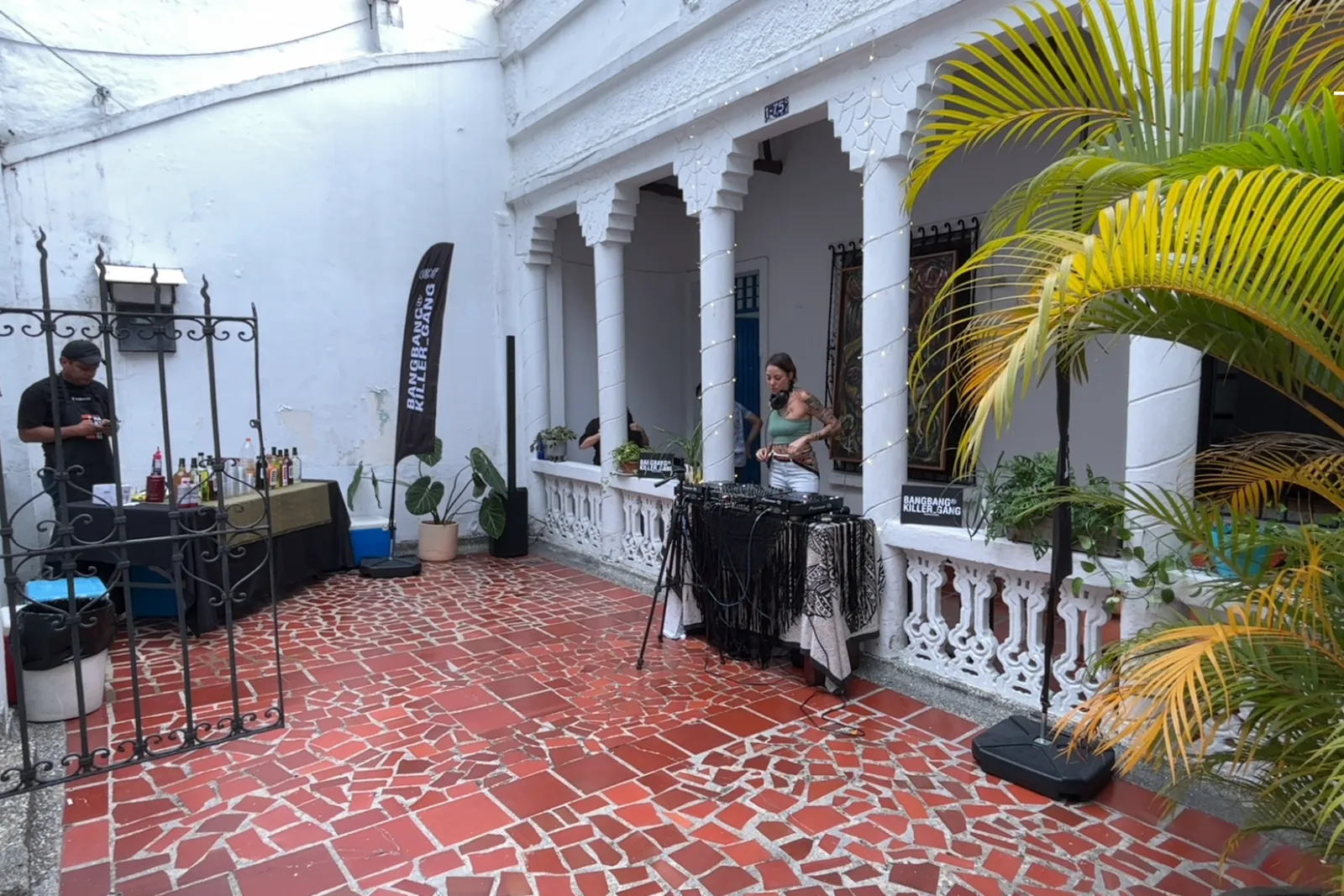 El patio de Bazaar Creativos con la cabina