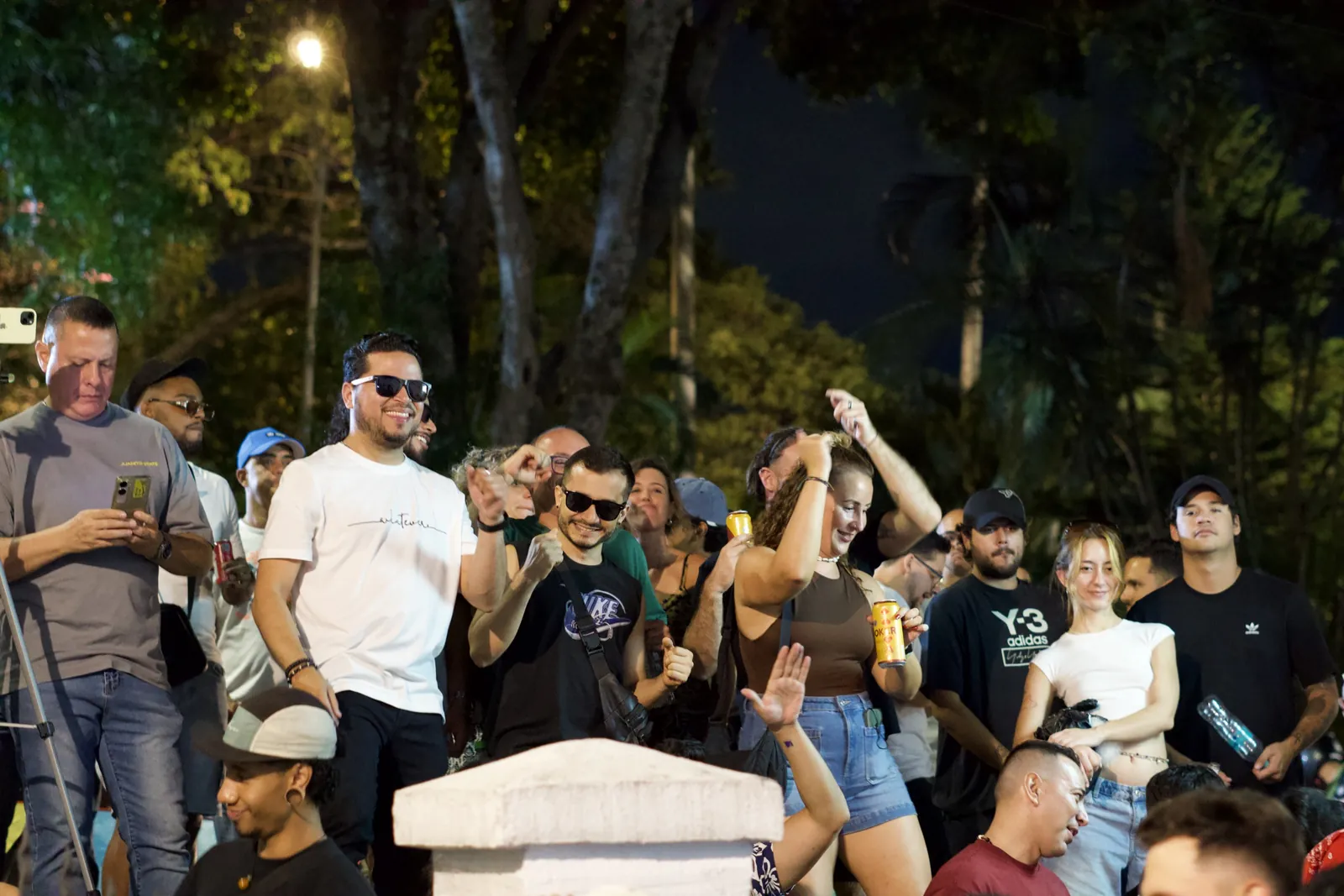 Ya de noche, la gente afuera en la calle